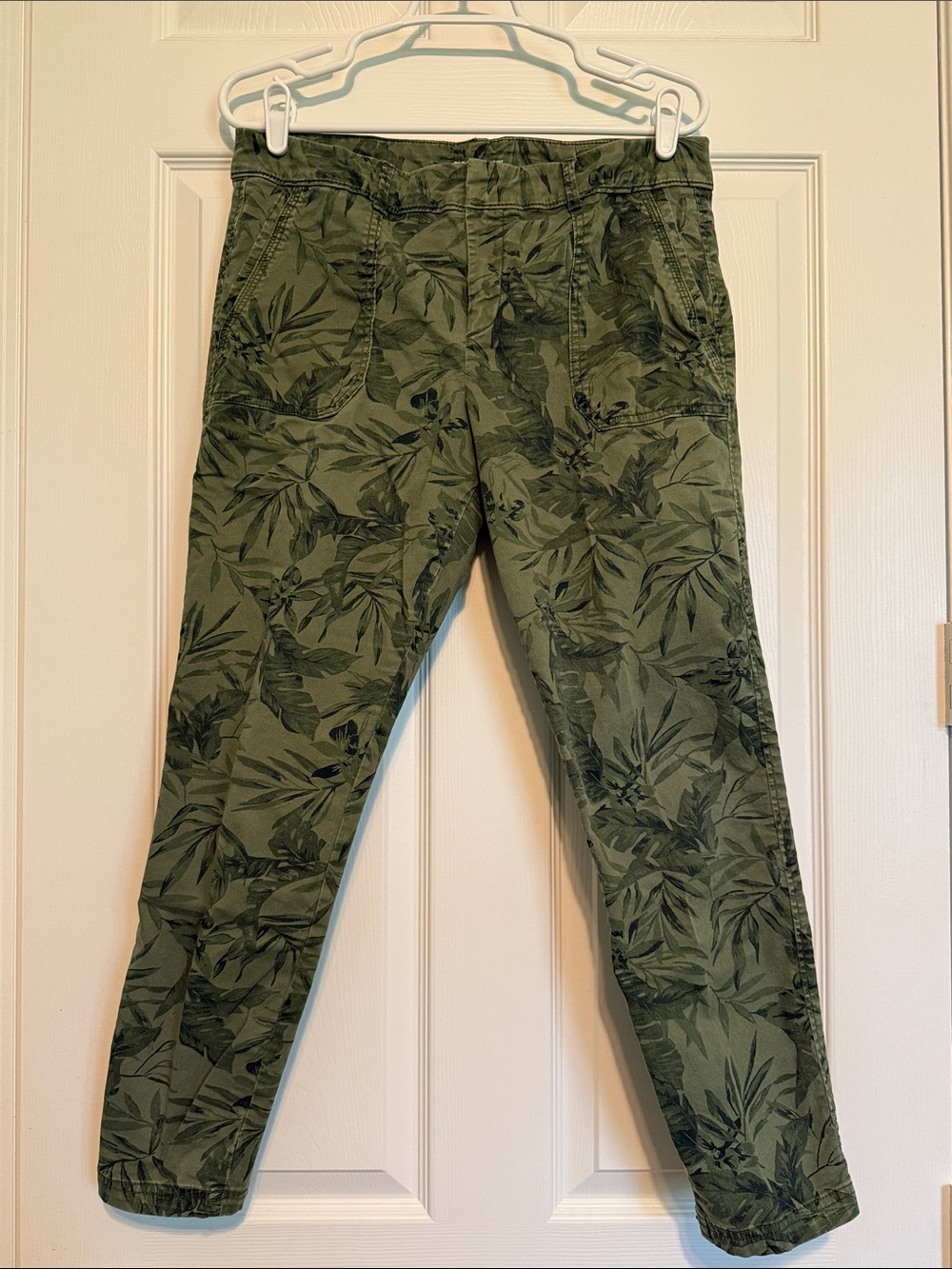 Old Navy Olive Green Tropical-Print Ankle Pants